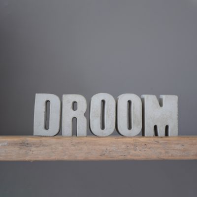 Betonnen letters 'DROOM'