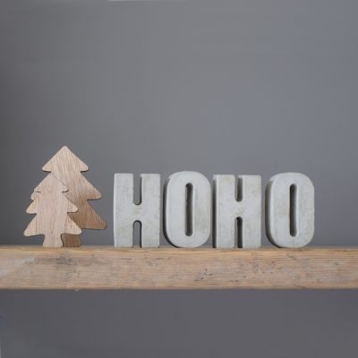 Betonnen letters 'HOHO'