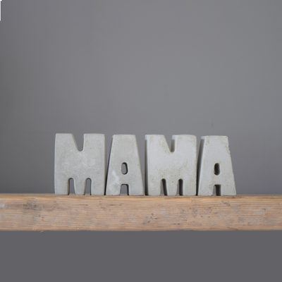Betonnen letters 'MAMA'