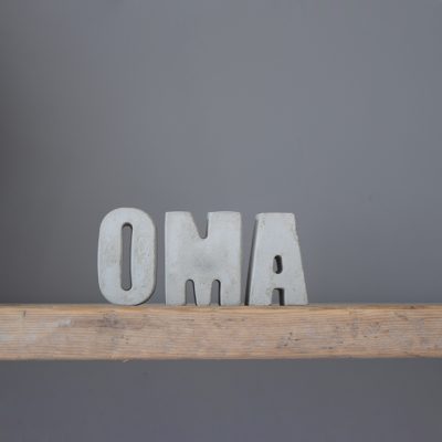 Betonnen letters 'OMA'