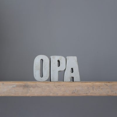 Betonnen letters 'OPA'