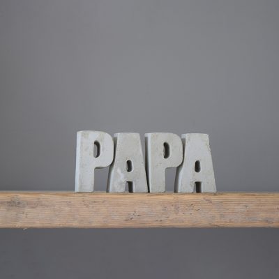 Betonnen letters 'PAPA'