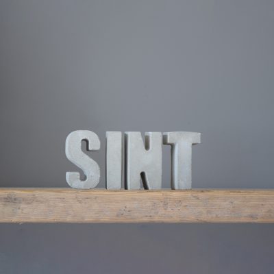 Betonnen letters 'SINT'