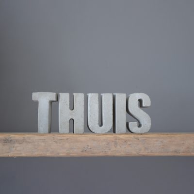 Betonnen letters 'THUIS'