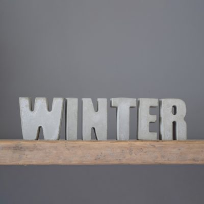 Betonnen letters 'WINTER'